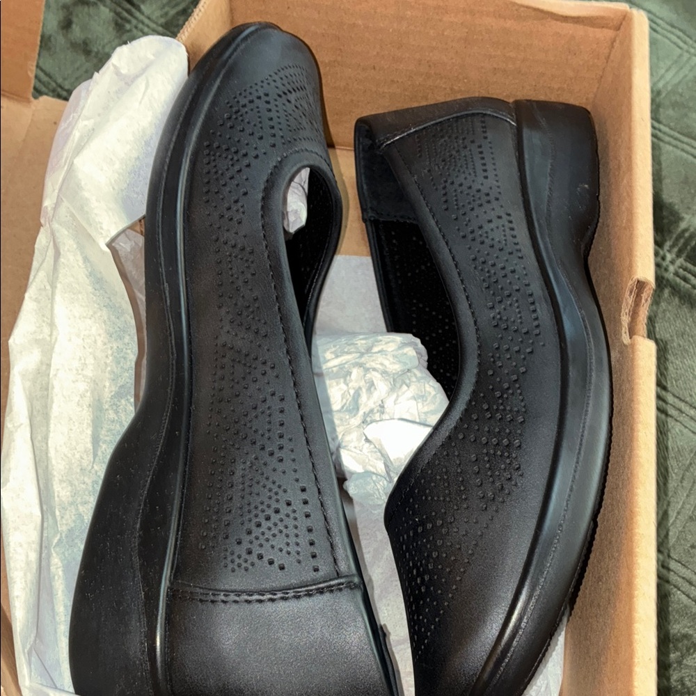 Easy Street Women's Perforated Black Loafers